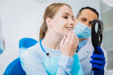 Gülümseyen güzel neşeli kadın