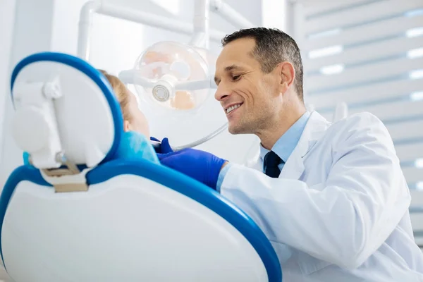 Pozytywny lekarz miły patrząc do jamy ustnej pacjentów — Zdjęcie stockowe