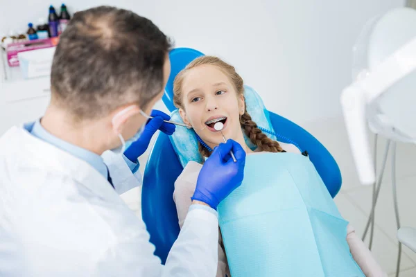 Menina adolescente positivo deitado na cadeira dental — Fotografia de Stock