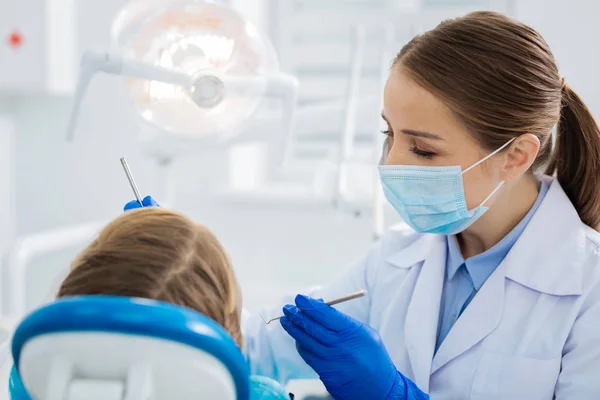 Prettige professionele tandarts doet haar werk — Stockfoto