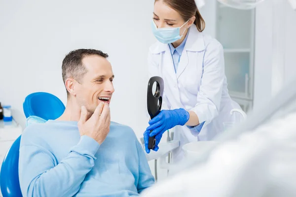 Encantado buen hombre mirando sus dientes —  Fotos de Stock