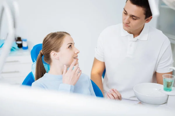 Piacevole bella donna guardando il medico — Foto Stock