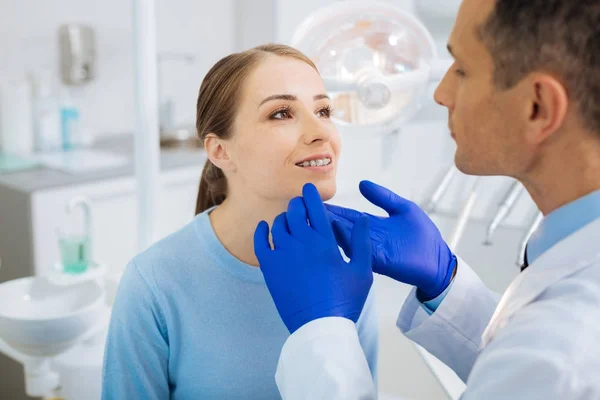 Позитивна красива жінка дивиться на свого стоматолога — стокове фото