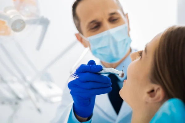 Selectieve aandacht van een hulpmiddel voor tandartsen — Stockfoto