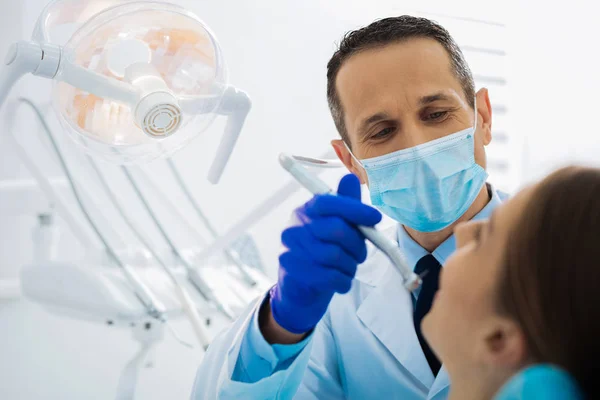 Dentista encantado positivo usar uma máscara — Fotografia de Stock