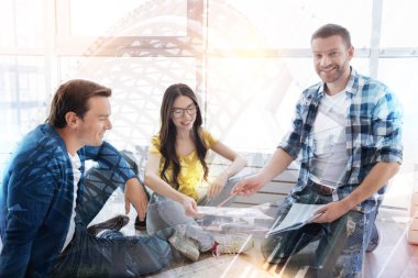 Belgeler görünen özenli esmer adam