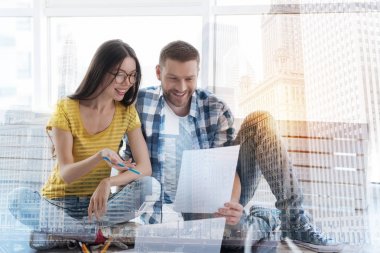 Neşeli arkadaşları yaptıkları proje tartışıyor