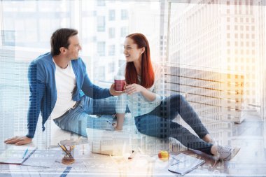 Duraklat iş yerinde sahip rahat Çift