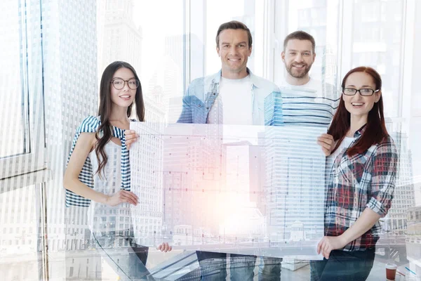 Grupo de jóvenes trabajadores demostrando su boceto — Foto de Stock