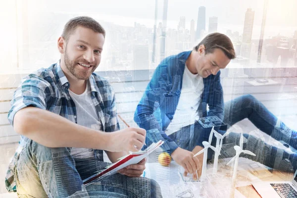 Positieve blij ingenieur die zich voordeed op camera — Stockfoto