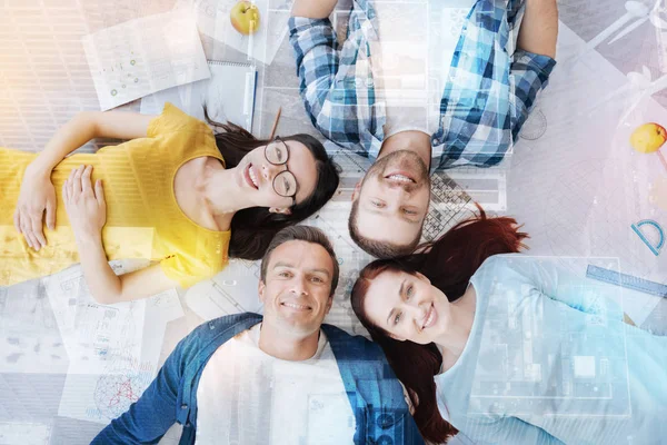Bovenaan de foto weergeven van blij mensen die op zoek naar boven — Stockfoto