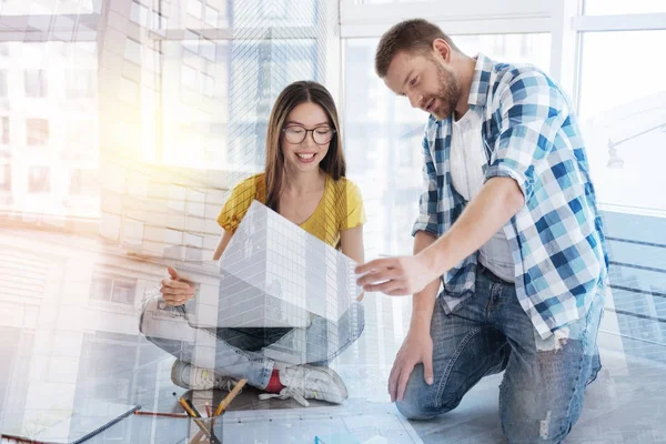 Encantado trabajador barbudo hablando con su pareja — Foto de Stock