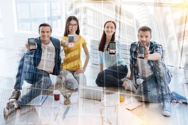 Alegres trabajadores de oficina sintiendo felicidad — Foto de Stock