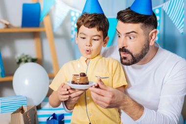 İyimser baba ve oğul doğum günü pastası mum dışarı üfleme