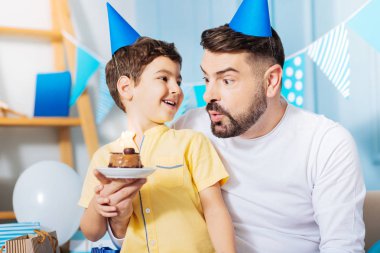 Onun babası darbe mum kek üzerine dışarı izlerken neşeli oğlu