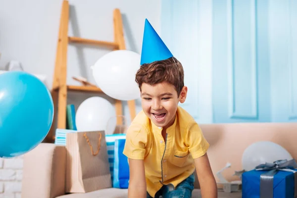 Feliz niño en sombrero de fiesta divirtiéndose —  Fotos de Stock