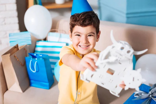 Entzückender Junge zeigt seinen Spielzeugroboter und lächelt — Stockfoto