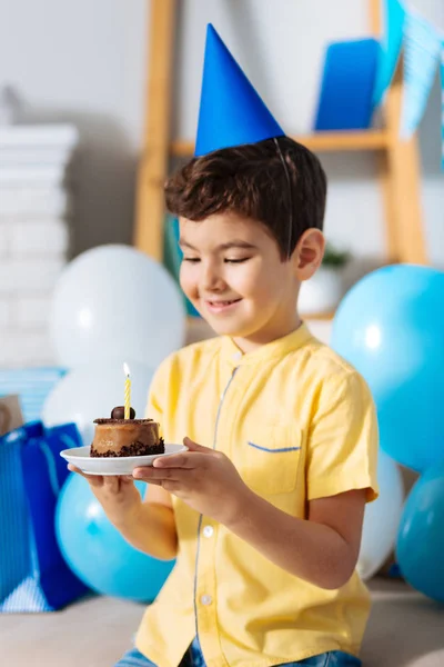 Menino de chapéu de festa segurando seu bolo de aniversário — Fotografia de Stock