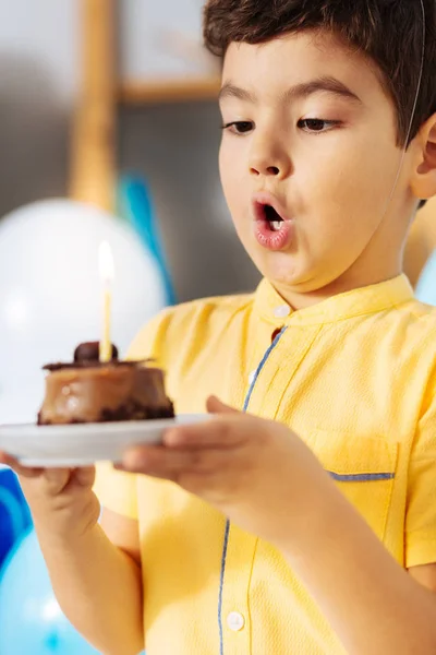 Mignon petit garçon soufflant bougie sur son gâteau d'anniversaire — Photo