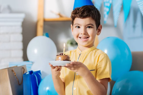 快乐男孩用蛋糕庆祝他的生日 — 图库照片