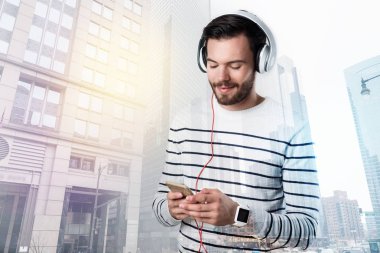 Onun favori müzik pozitif genç adam