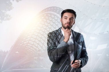 Akıllı zarif adam düşünceli ve ilgili bakan