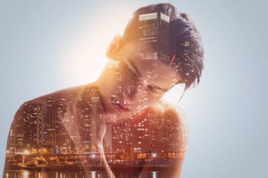 Onun planları gelişmekte olan ihale rahat adam