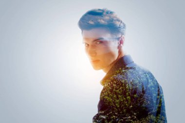 Sakin çekici erkek yolculuk için hazır