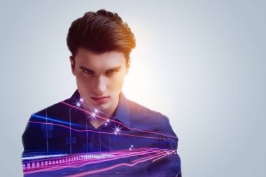 Kurnaz çekici adam görüşlerini göndermeye istekli