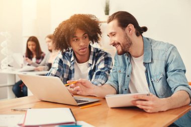 Uluslararası arkadaş kütüphanede iletişim