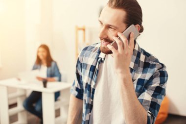 Bir okuma odası telefonda konuşmak hoş genç adam