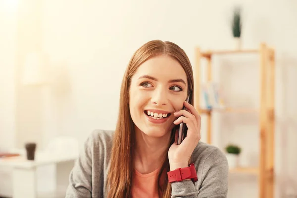 Joyeux jeune femme parlant au téléphone avec son petit ami — Photo