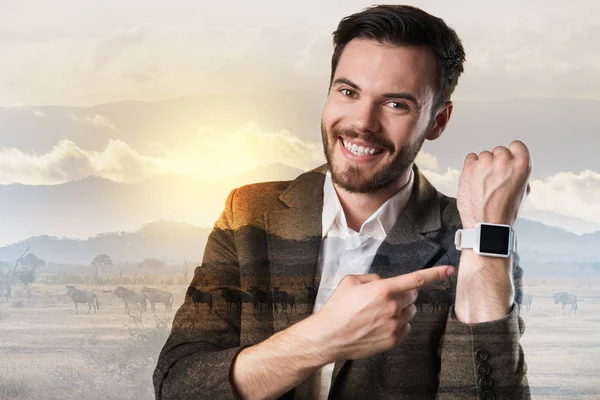 Позитивний усміхнений чоловік демонструє свій сучасний розумний годинник — стокове фото