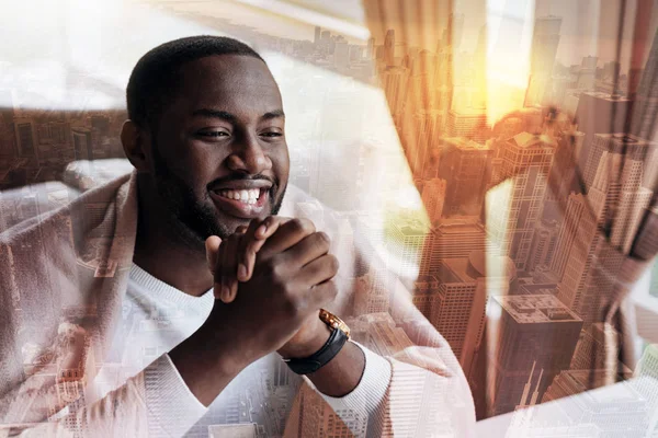 Alerte jeune homme afro-américain souriant — Photo