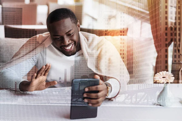 Feliz joven afroamericano hablando con amigos por teléfono. — Foto de Stock