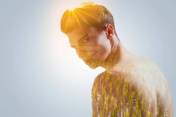 Tipo confiado insolente alcanzando la iluminación — Foto de Stock