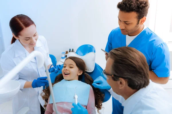 Positivo gioiosa ragazza aprendo la bocca — Foto Stock