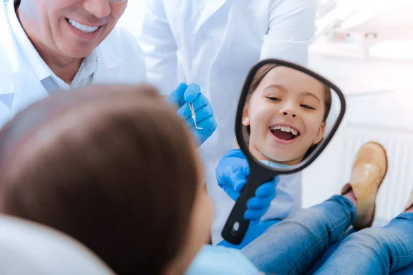 Menina bonito alegre olhando para o espelho — Fotografia de Stock