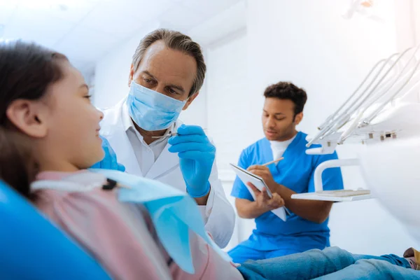 Bom dentista profissional usando uma máscara — Fotografia de Stock