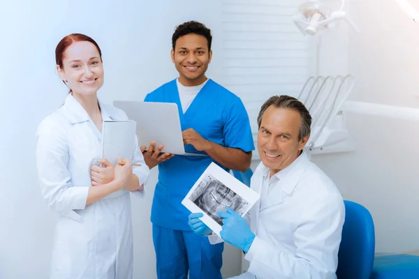 Dentistas experientes encantados estão prontos para trabalhar — Fotografia de Stock