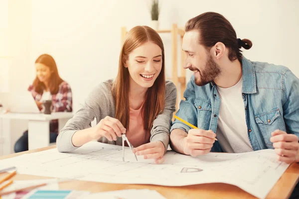 Lächelnde Studenten bei der Vorbereitung ihres Architekturprojekts — Stockfoto