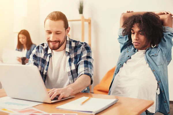 Due giovani che lavorano in una biblioteca — Foto Stock