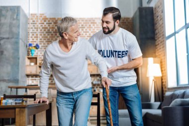 Yalnız bir emekli için gerçek bir destek olmak hoş genç adam