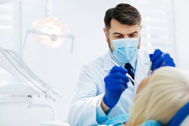 Onun hasta tedavi deneyimli stomatologist yakın çekim