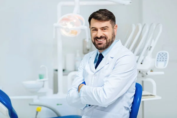 Jószívű pillant a szakmai fogorvos — Stock Fotó