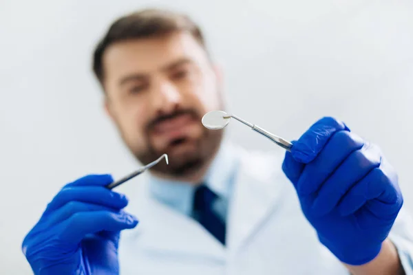 Крупный план стоматологических инструментов в руках профессионального врача — стоковое фото
