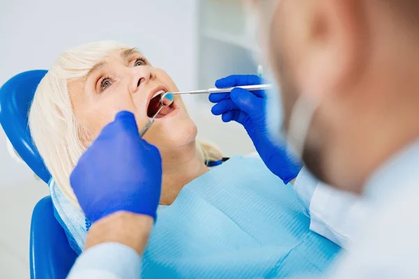 Ağız boşluğuna sınav yapıyor yetenekli diş hekimi — Stok fotoğraf