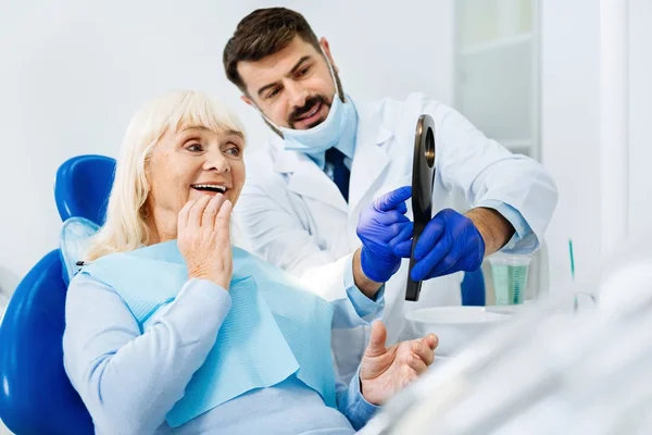 开朗的女人看牙医工作 — 图库照片