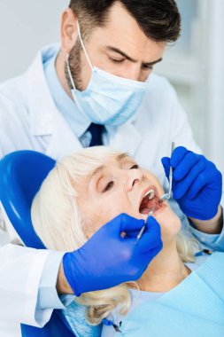 Çalışkan dişçi özenli bakış