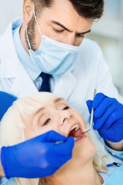 İşlem çalışma diş hekimleri yakın çekim